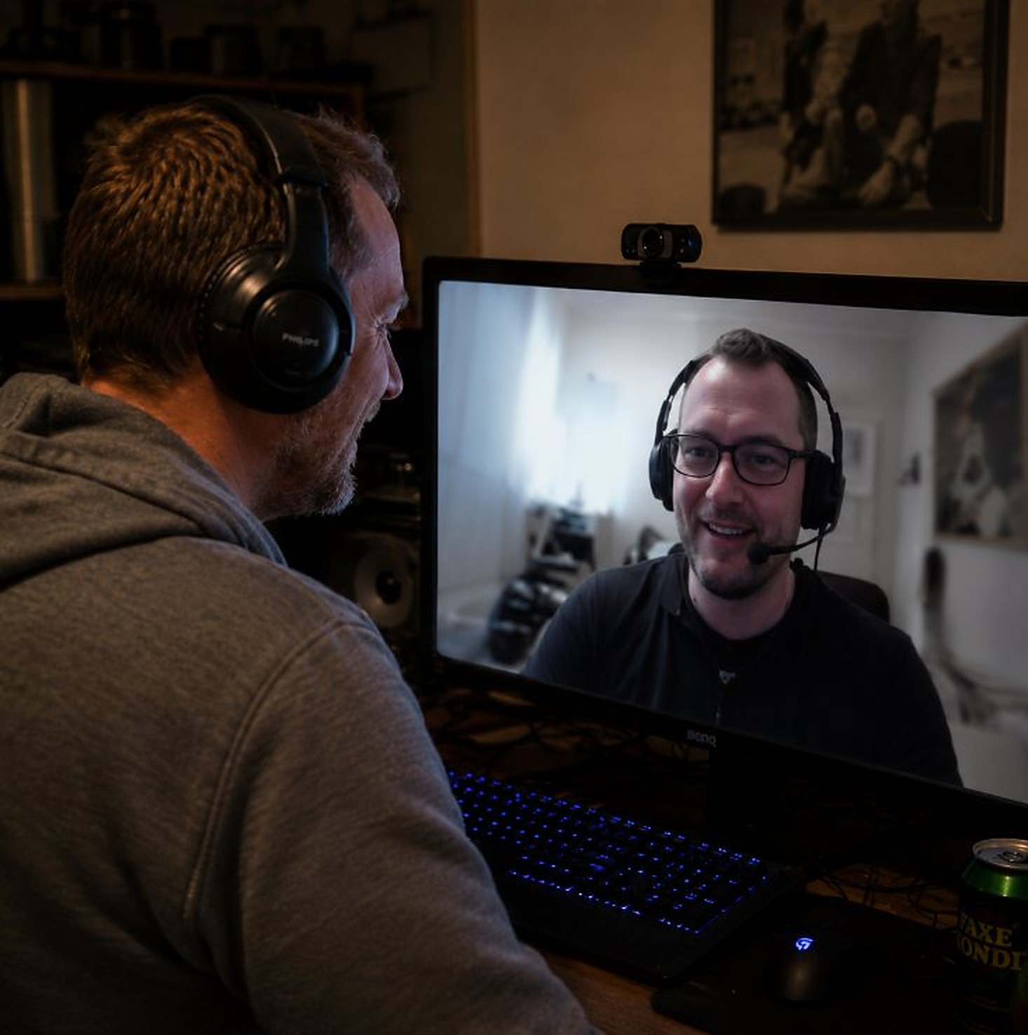 To mænd spiller online